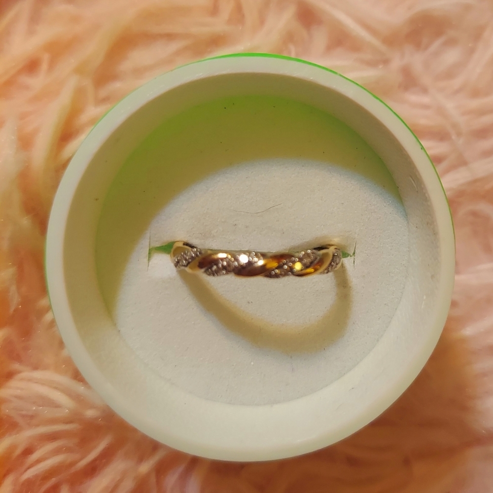 10k gold band with diamonds